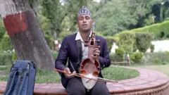 सुमन गान्धारी सारङ्गी बजाउँदै।