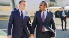 ጠቅላይ ሚኒስትር ዐቢይ፤ የፈረንሳዩ ፕሬዝደንት ማኽሮን ከአውሮፕላን ሲወርዱ አቀባበል ሲያደርጉላቸው