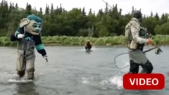 விளம்பர காணொளி படப்பிடிப்பின்போது ஹாக்கி மாஸ்காட்டை துரத்திய கரடி