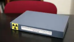 Una caja que contiene una nota de laboratorio escrita por los Curie durante su descubrimiento de la radio.