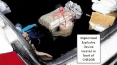 Una imagen borrosa muestra un paquete blanco con cables rojos saliendo de él en el maletero de un coche.