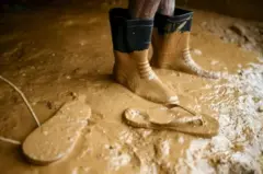 ভূমিধসের পরে চারদিক থেকে কাদামাটির প্রবল স্রোত বয়ে আসে