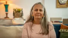 La neonatóloga Lilia Embiruçu sentada en un sofá.