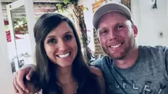 Casal branco jovem e sorridente