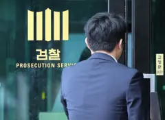 検察官のオフィスの扉を開く男の裏