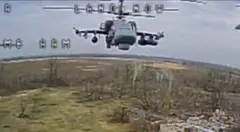 Російський ударний вертоліт Ка-52 в об'єктиві камери українського оптоволоконного FPV-дрона