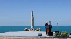 Джо Байден во время речи в Пуэнт-дю-Ок