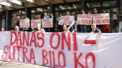 Skup podrške optuženima ispred suda u Novom Sadu 