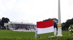 Paskibraka mengibarkan bendera Merah Putih dalam Upacara Peringatan HUT ke-75 Kemerdekaan Republik Indonesia pada 17 Agustus 2020. 