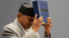 नेपालको संविधानलाई ढोग्दै तत्कालीन राष्ट्रपति रामवरण यादव।
