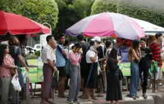 ရန်ကုန်မြို့မှာ ဘတ်စ်ကားစီးဖို့ တန်းစီစောင့်နေကြသူတွေကို သြဂုတ်လ ၁၄ ရက်တုန်းက မြင်တွေ့ရတာဖြစ်ပါတယ် 