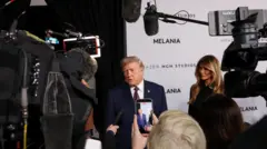 دونالد ترامپ و ملانیا در مقابل خبرنگاران