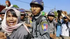 ၂၀၁၅ ခုနှစ် လက်ပံတန်းကျောင်းသားသပိတ်မှာ သတင်းရယူနေတဲ့ ကိုစိုင်းဇော်ကို ရဲတပ်ဖွဲ့က ဖမ်းဆီးဖို့ အားထုတ်နေစဉ်။