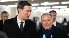 Kushner ve Witkoff yürüyor. 