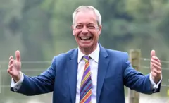 Nigel Farage riendo.