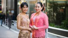 Perempuan Indonesia mengenakan kebaya