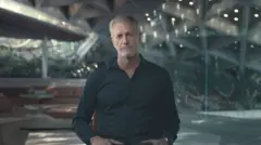 Hoyt Richards aparece com expressão séria e roupas escuras em uma cena do documentário da HBO sobre a seita Eternal Values