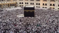 Fiéis muçulmanos oram ao redor da Caaba, dentro da Mesquita Al-Haram, em Meca, Arábia Saudita, em 4 de janeiro de 2026.