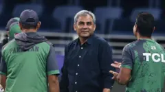 पाकिस्तानी क्रिकेटरों के साथ पाकिस्तान क्रिकेट बोर्ड के चेयरमैन मोहसिन नकवी (फ़ाइल फ़ोटो)