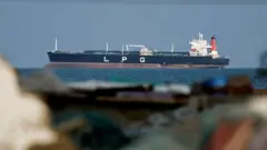 Ubwato burimo guca mu muhora wa Hormuz