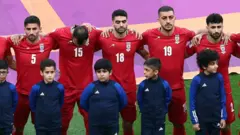 Abakinyi ba Irani bagumye banumye mu gihe ururirimbo rw'igihugu rwariko rurasamirana 