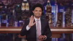 Trevor Noah yatunguye abari muri studio bakurikiye ikiganiro cye arasezera ati “Igihe ni iki, ariko mu buryo bwiza cyane”