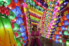 بوذيون يسيرون تحت فوانيس ملونة خلال احتفالهم بعيد ميلاد بوذا في معبد جوغيسا بسيول في كوريا الجنوبية