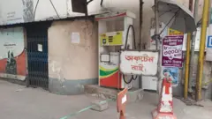 জ্বালানি তেল না থাকার বার্তা দিয়ে বন্ধ রাখা হয়েছে অনেক ফিলিং স্টেশন