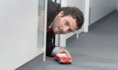 Чоловік з іграшковим авто