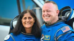 Los astronautas Williams y Wilmore, sonrientes. 