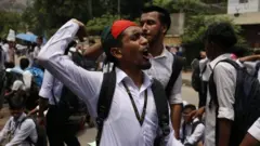 নিরাপদ সড়কের দাবিতে আন্দোলন