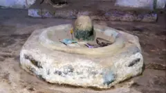 संभल में मंदिर के अंदर मौजूद शिवलिंग की तस्वीर