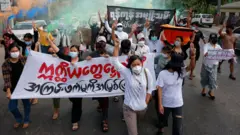 အမျိုးသမီးအဖွဲ့အစည်းမှာ ပါဝင်သူတွေကိုယ်တိုင် တိမ်းရှောင်နေကြရ