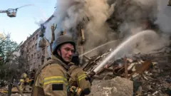 Пожежники гасять пожежу на місці російського удару в Києві 24 травня 2026 року