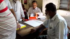 নারায়ণগঞ্জের একটি ভূমি অফিসে সেবা গ্রহীতাদের ভীড় 