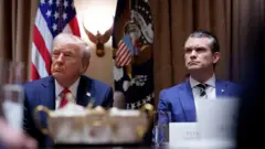 Дональд Трамп и Пит Хегсет на заседании правительства США.