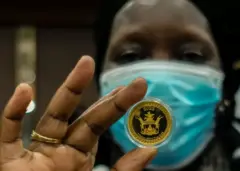 Une femme exhibant une pièce d'or