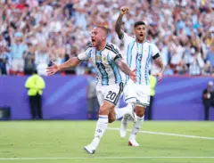 ماك أليستر يحتفل بهدف في مرمى سويسرا