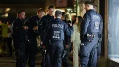 घटना में चार लोग गंभीर रूप से घायल हुए हैं