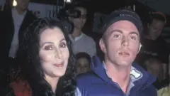 Cher e seu filho Elijah Blue Allman fotografados em uma estreia em 2001