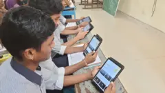 విద్యార్థుల వద్ద ట్యాబ్‌లు
