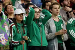 Hinchas de México siguen el partido contra Inglaterra. 