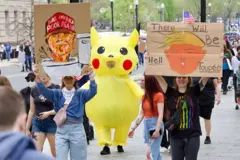 Protestocular yürüyor. Ortada Pikaçu karakteri var.