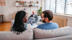 Casal em sessão de terapia