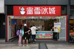 Pessoas fazem fila em frente a uma unidade da Mixue na China