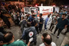 لحظات إنقاذ أحد عمال القطاع الصحي في خان يونس، غزة