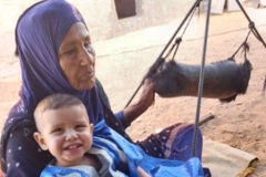 تسلم عبد الله مع حفيدها في مخميات تندوف بالجزائر