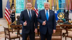 Навроцький і Трамп в Овальному кабінеті посміхаються на камеру та тримають великий палець вгору