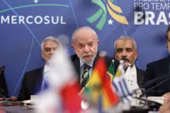 O presidente do Brasil, Luiz Inácio Lula, discursa durante reunião com países parceiros na Cúpula do Mercosul em Foz do Iguaçu, Brasil