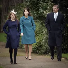 O Duque de York, a Princesa Beatrice e a Princesa Eugenie indo à missa de Natal na Igreja de Sandringham, em 2006.